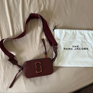 MARC JACOBS Snapshot DTM Crossbody Bag in Maroon
